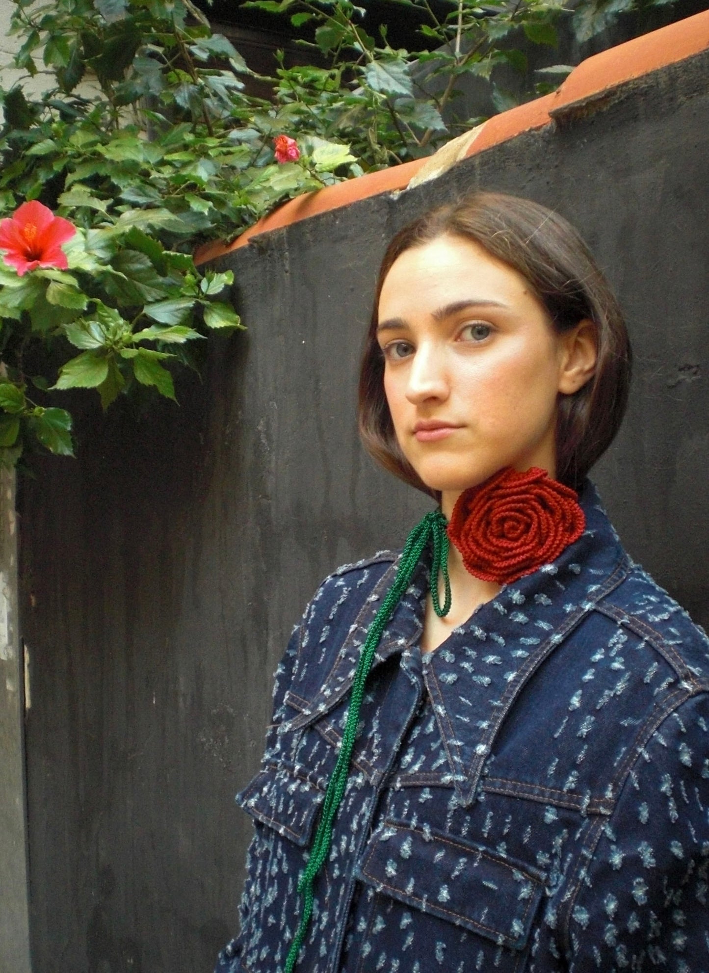 CROCHET FLOWER IN RED AND GREEN